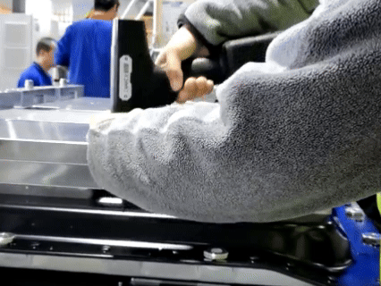 无线工具在动力电池装配的应用.gif